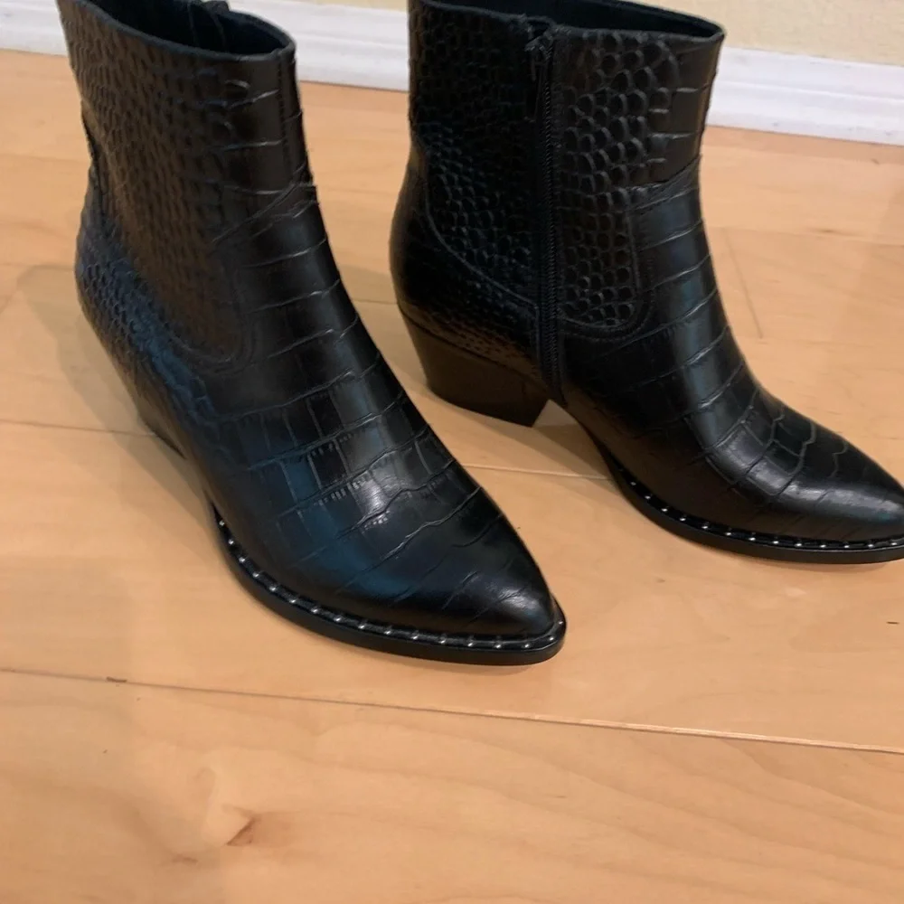 Nordstrom’s brand size 7 all leather upper.  Has embossed leather.  Very stylish